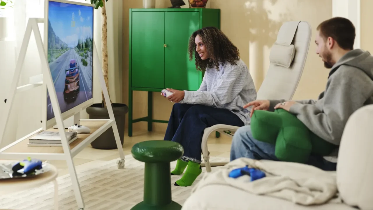 Banqueta inspirada no analógico do Xbox e móveis da coleção YXSTABY da IKEA
